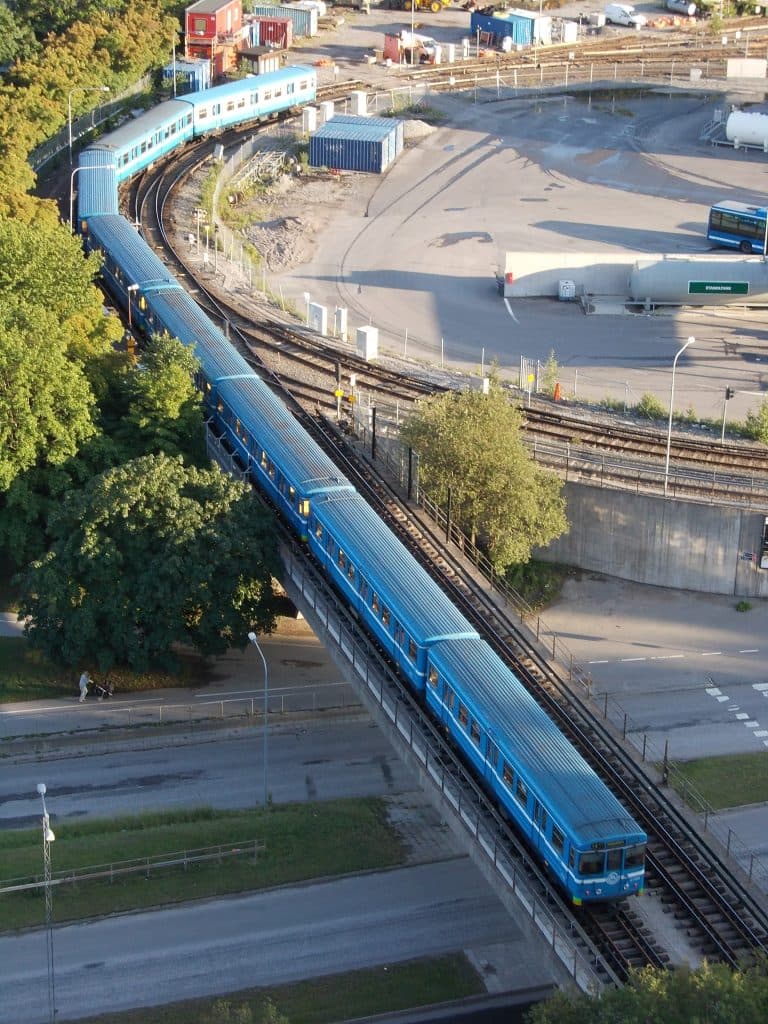 Stopp på tunnelbanans röda linje – vagnfel orsakar förseningar