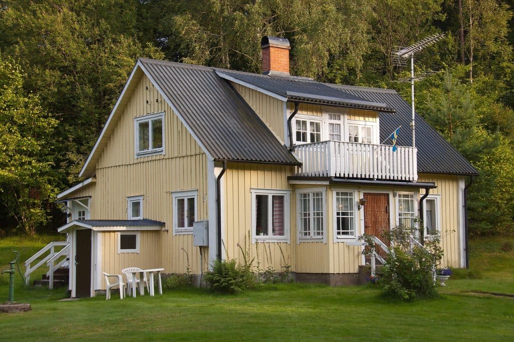 Mordförsök Alvesta – två personer skadade i villa