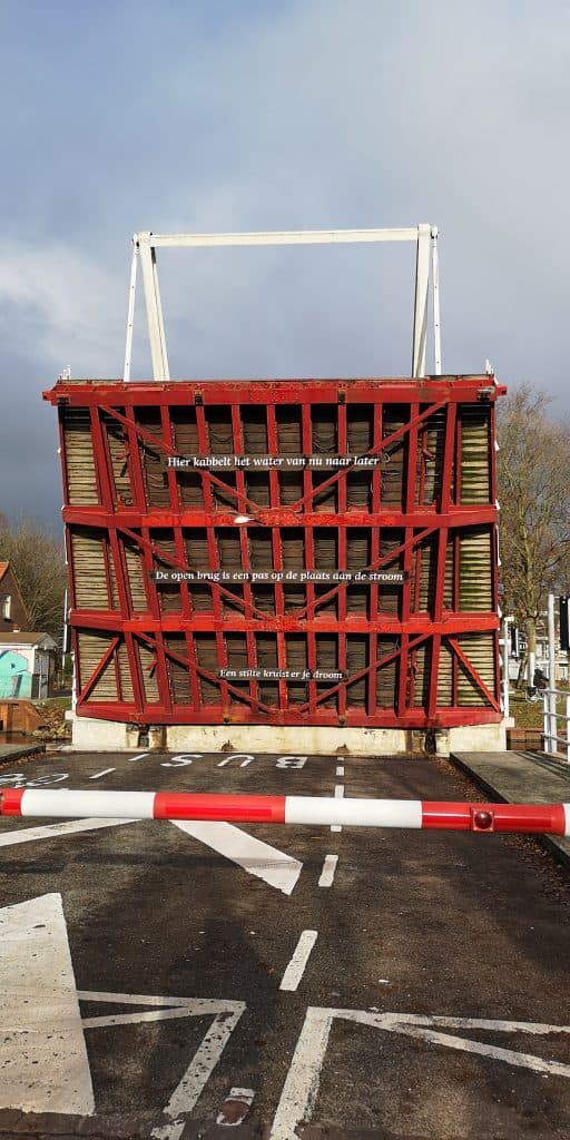 Liljeholmsbron fast i öppet läge – tekniska problem skapar trafikstörningar