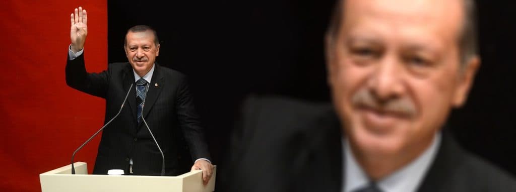 Kristersson tar emot pistol från Erdogan – gåvan väcker frågor