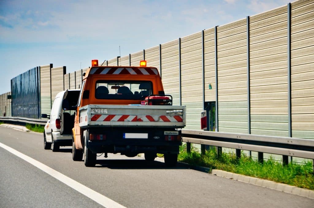 Stillastående personbil E18 stoppar körfält i Enköping