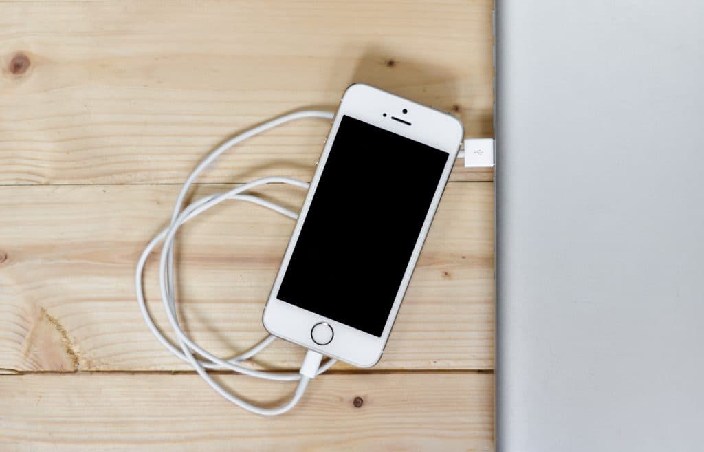 Apple mobilintäkter når 49 procent trots få iPhones