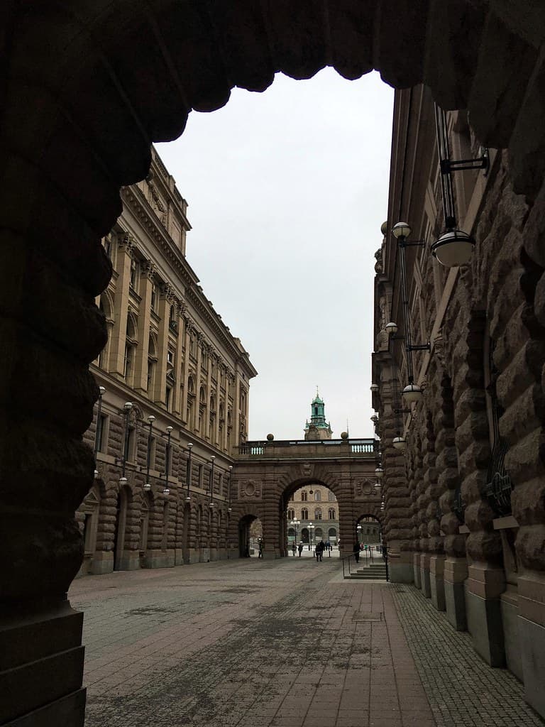 Riksdagsval 2026: valdag, så röstar du och det här står partierna för