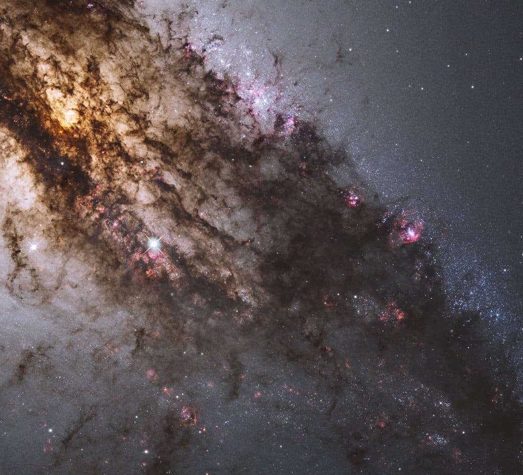 Centaurus A: en unik galax i rymden
