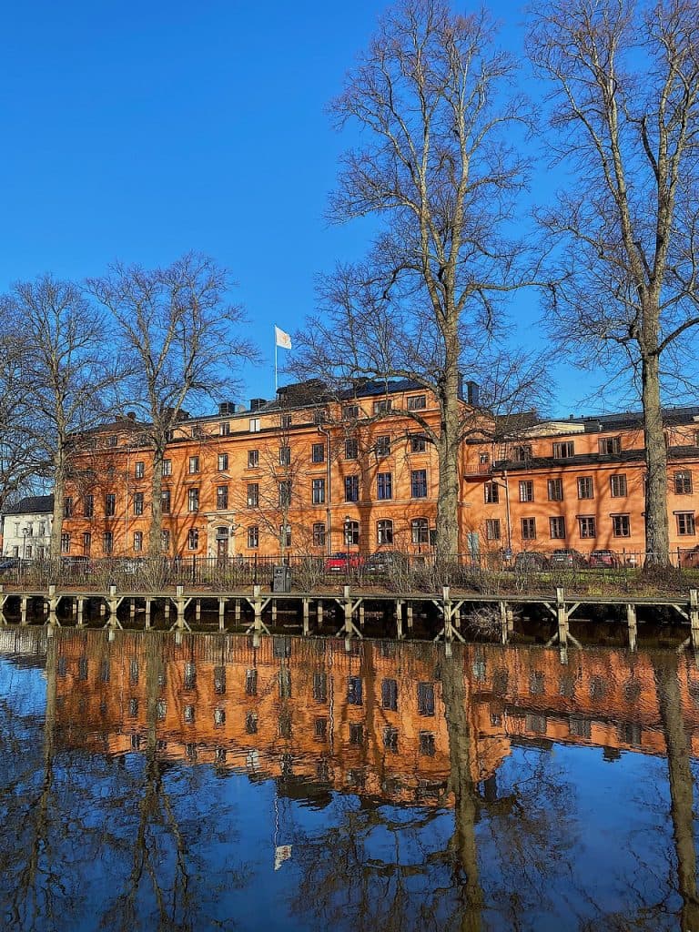 SMHI varnar för höga temperaturer i Uppland – upp till 28 grader