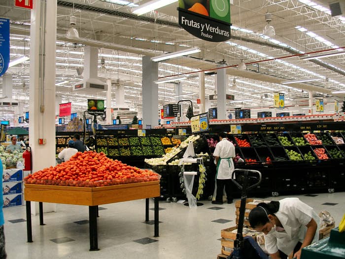 Moms på mat kan sänkas för frukt och grönt i Sverige