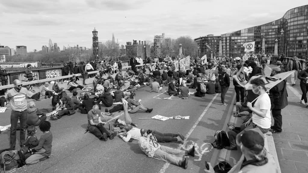 Klimataktivister ställer krav men ger ingen hänsyn i protester